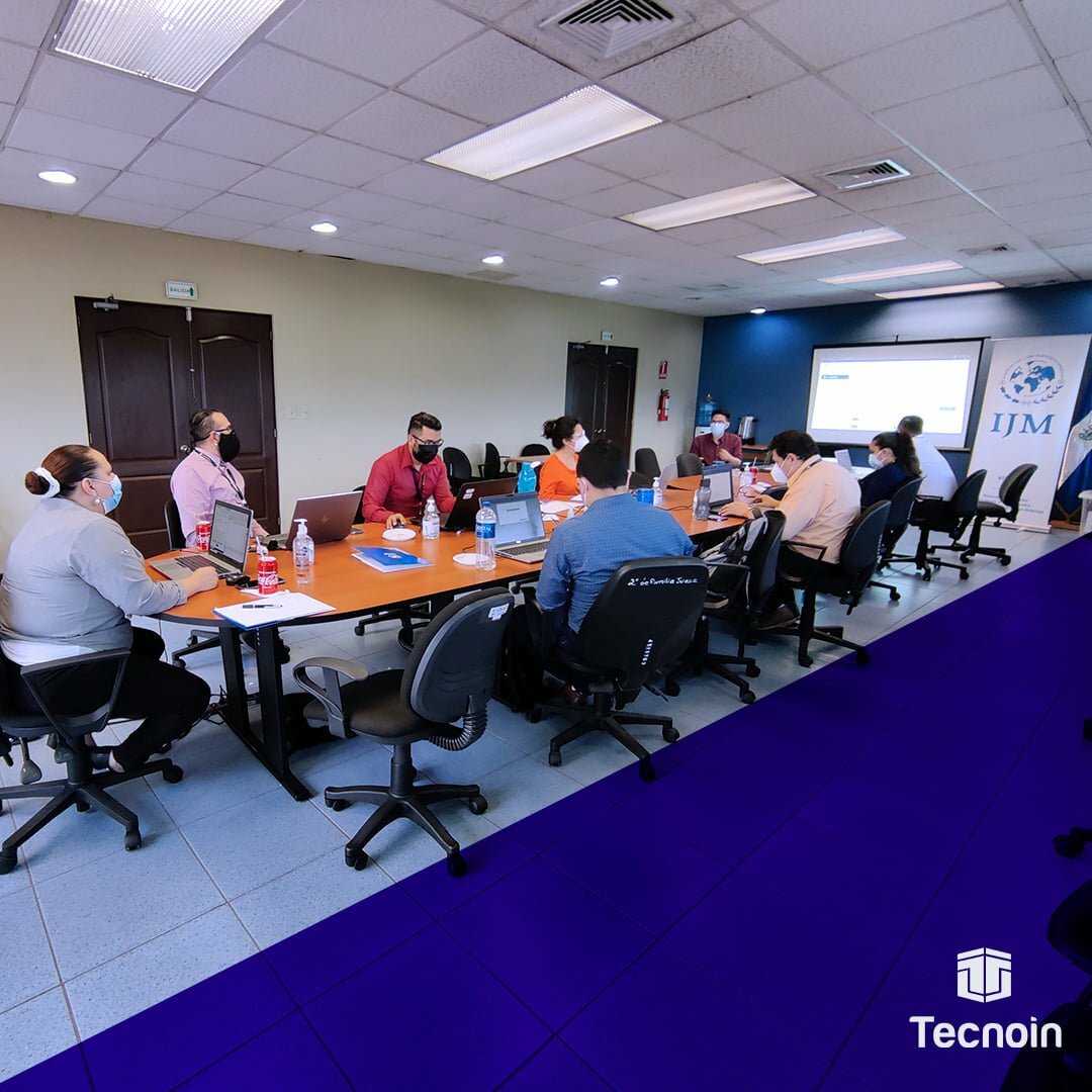 Instructor de Tecnoin durante la capacitación de Moodle
