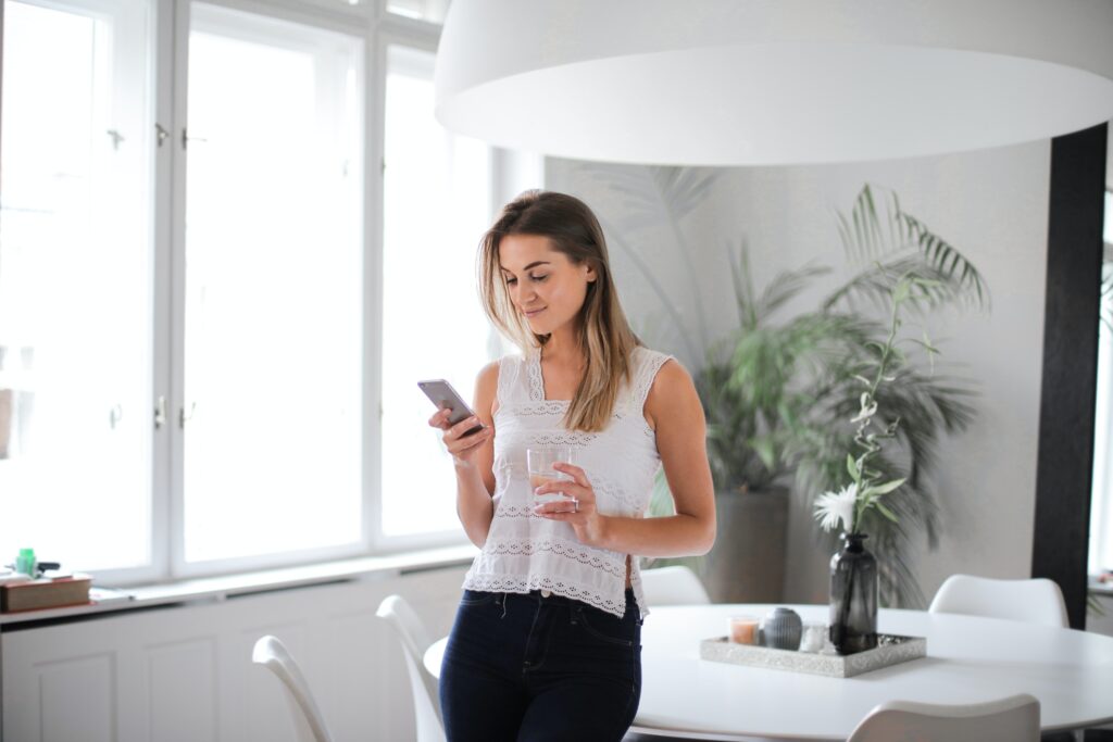Persona usando una aplicación móvil en su smartphone